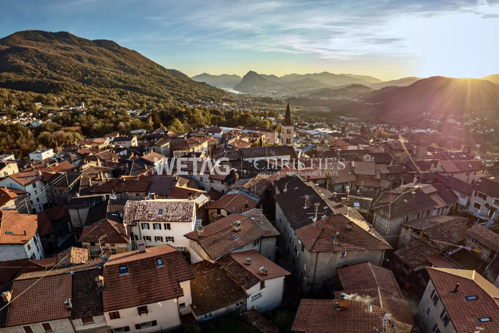 Stadt mit Bergkulisse bei Sonnenuntergang