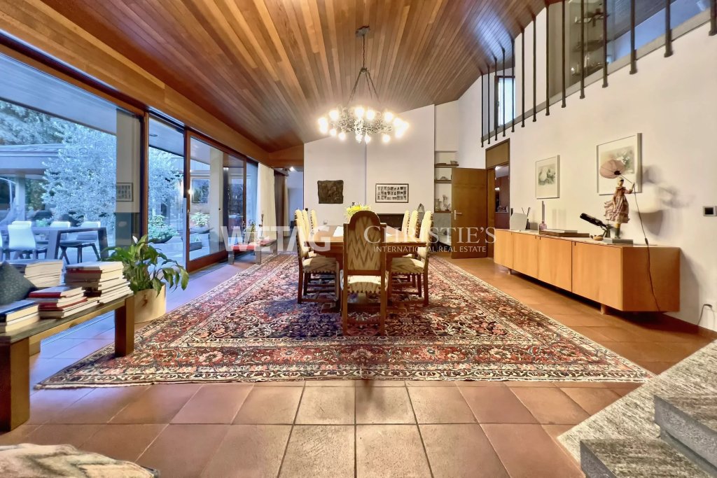 Esszimmer mit Galerie und großen Fensterflächen