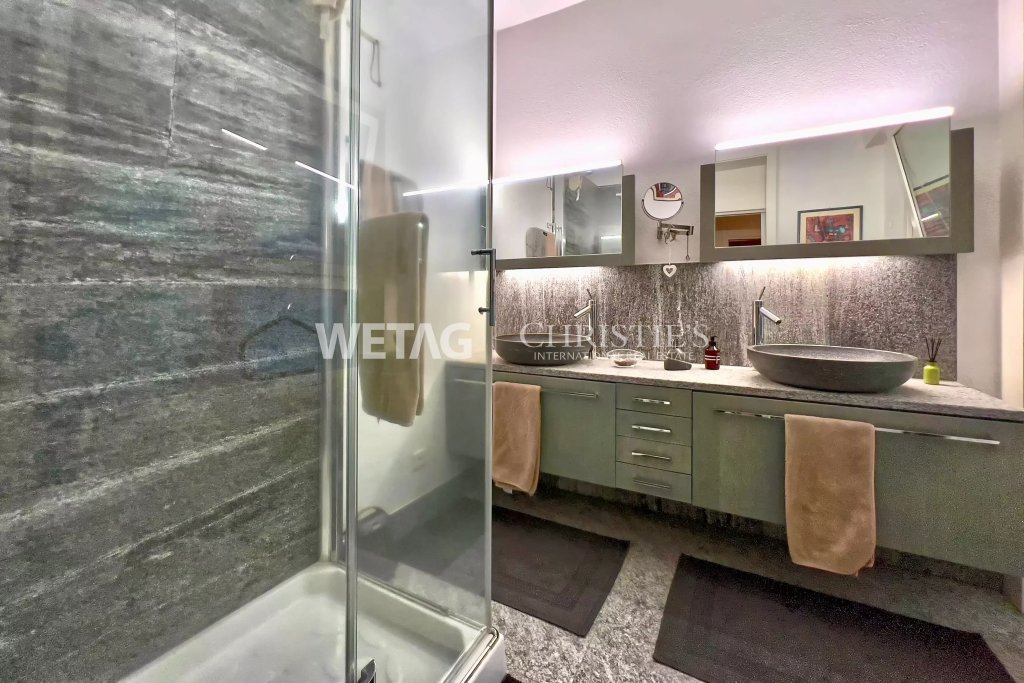 Modernes Badezimmer mit Doppelwaschtisch und Glasdusche