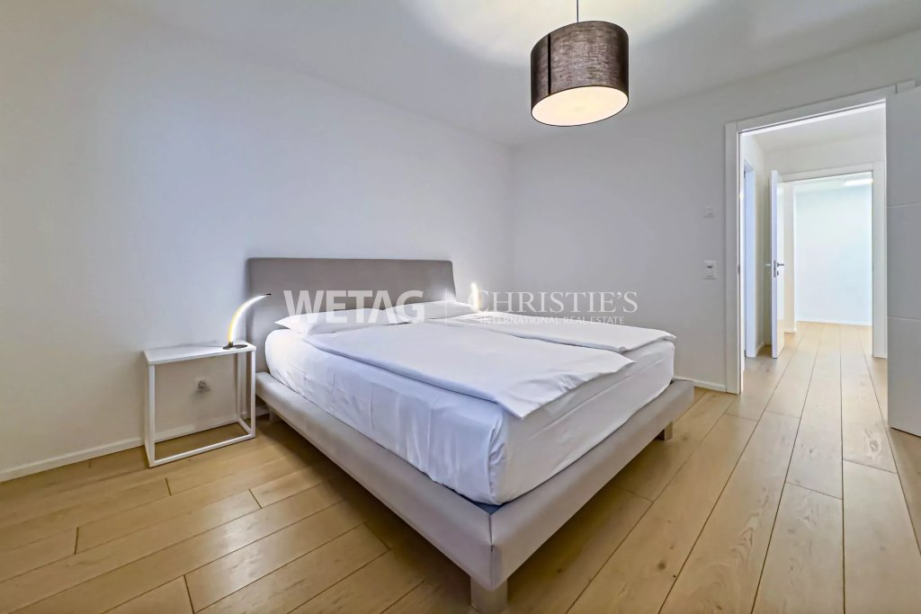 Modernes Schlafzimmer mit hellen Holzdielen