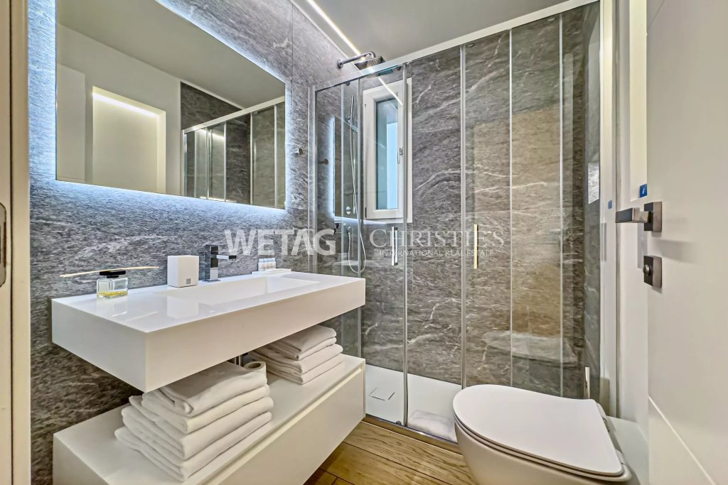 Modernes Badezimmer mit Walk-in-Dusche