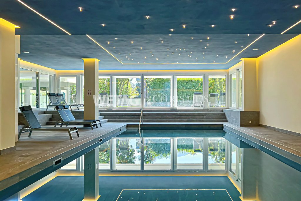 Innenpool mit Lounge-Bereich