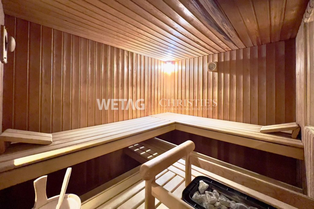 Holzsauna mit Saunabänken
