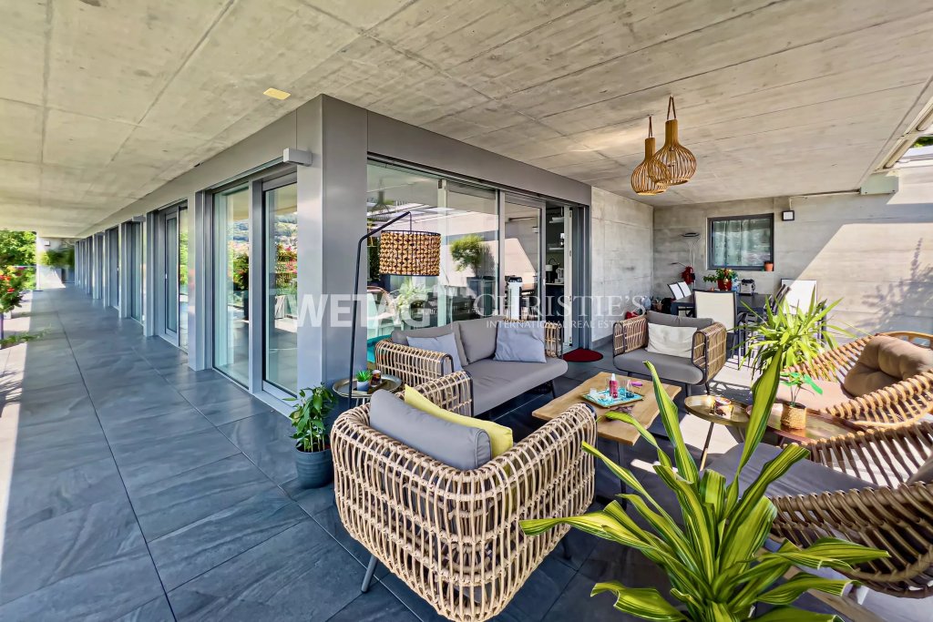 Überdachte Terrasse mit Lounge-Bereich