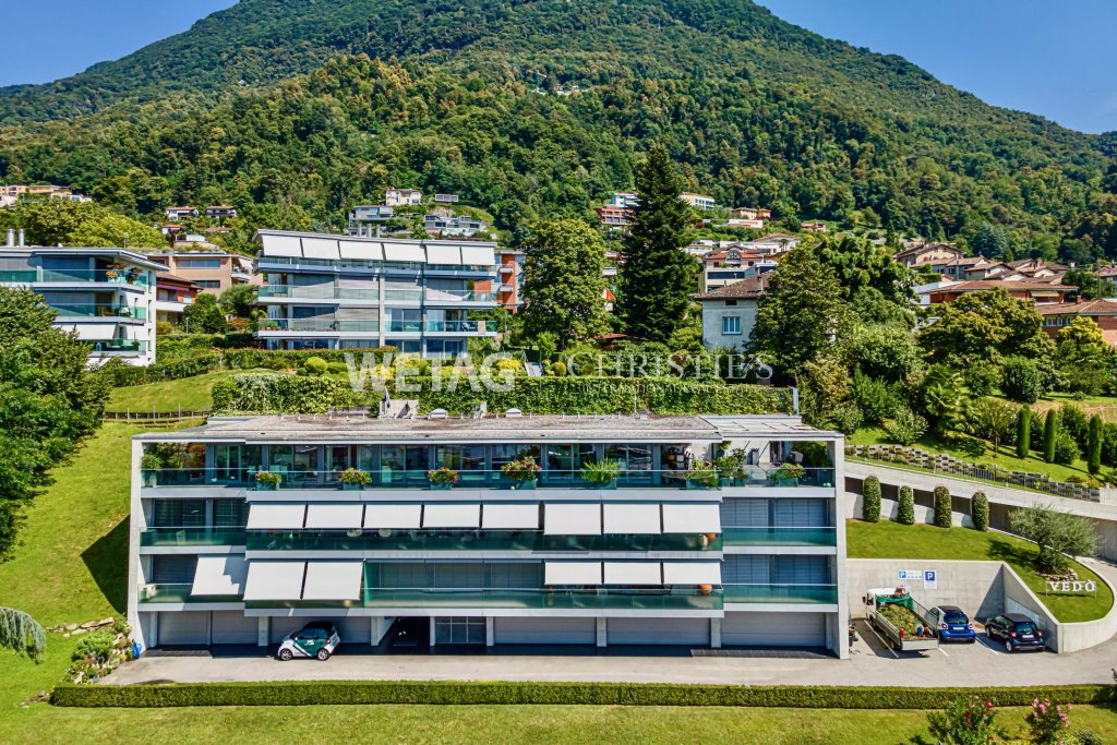 Modernes Mehrfamilienhaus in grüner Hanglage