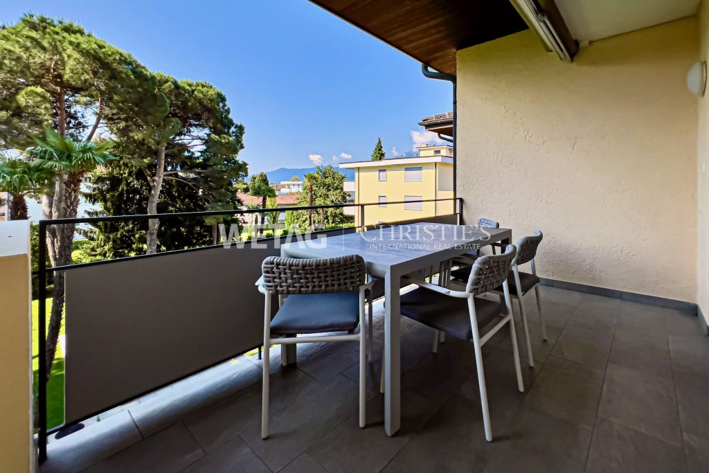 Überdachte Balkonterrasse mit Esstisch