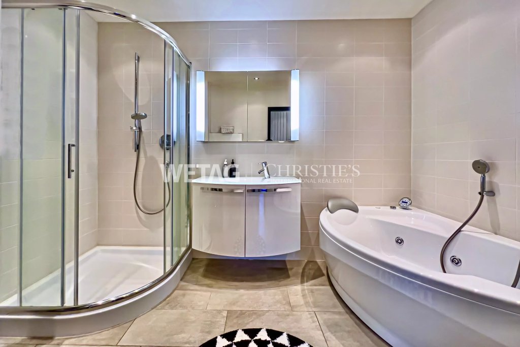 Modernes Badezimmer mit Dusche und Badewanne