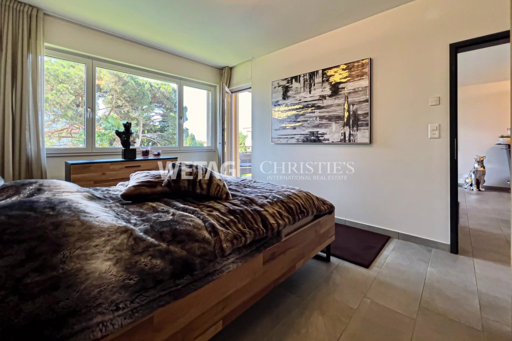 Helles Schlafzimmer mit Blick ins Grüne