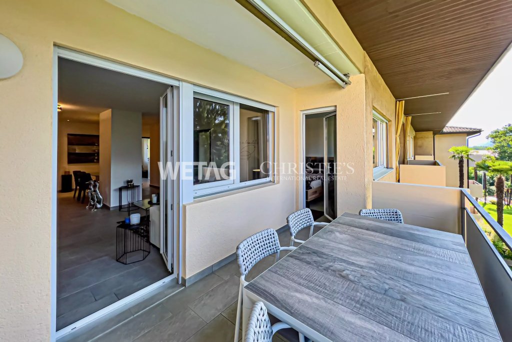 Balkon mit Essbereich und Blick ins Wohnhaus