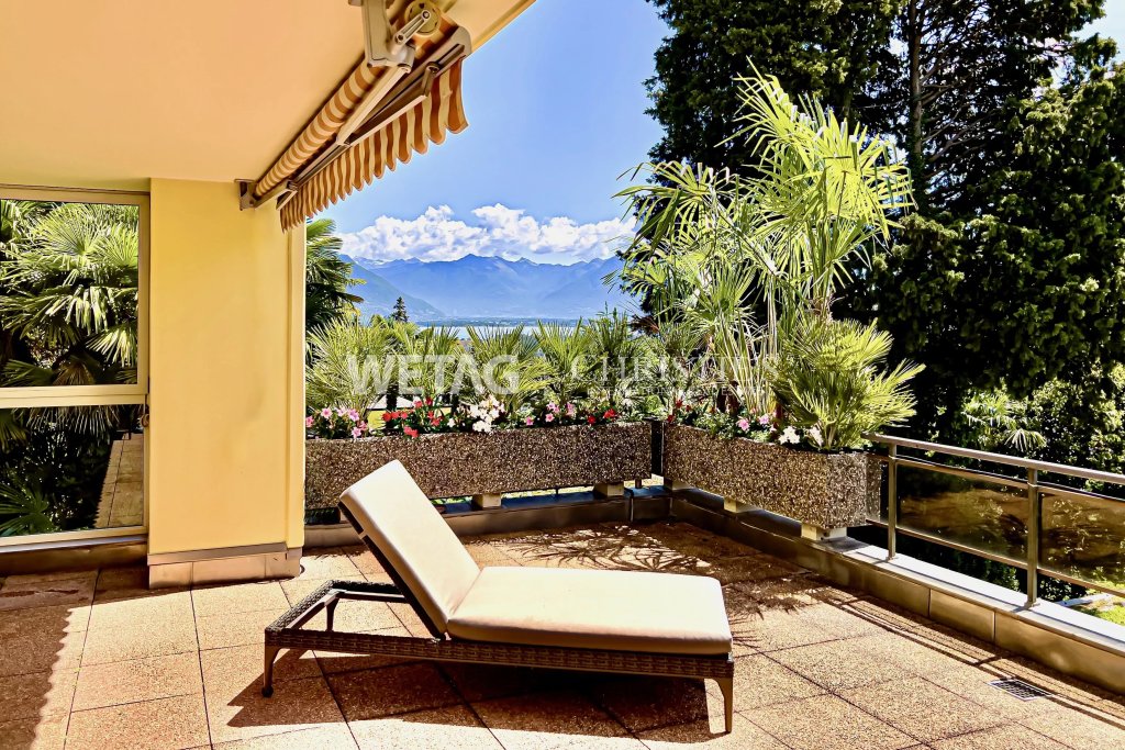 Sonnige Terrasse mit Garten- und Bergblick