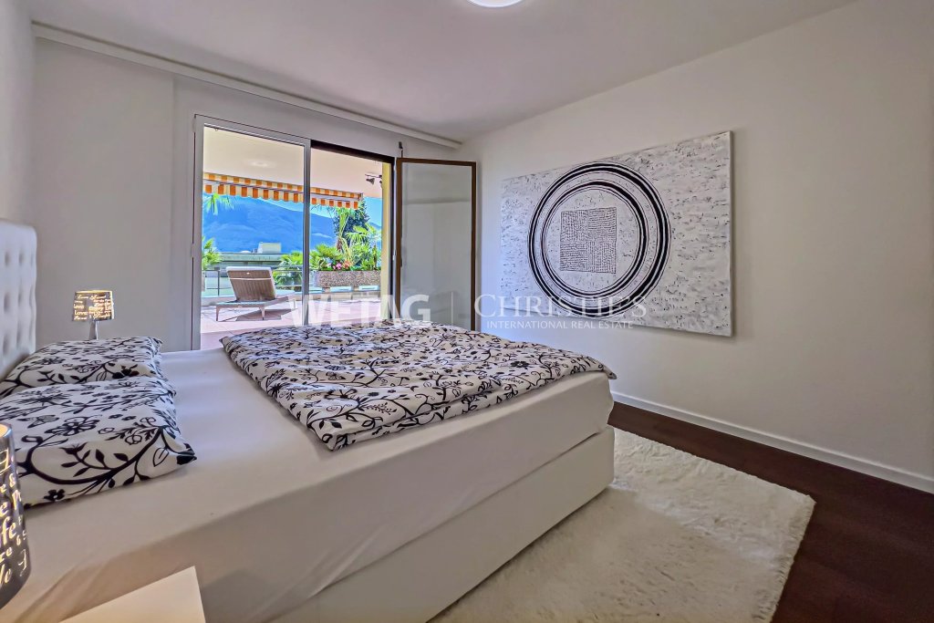 Helles Schlafzimmer mit Balkonblick
