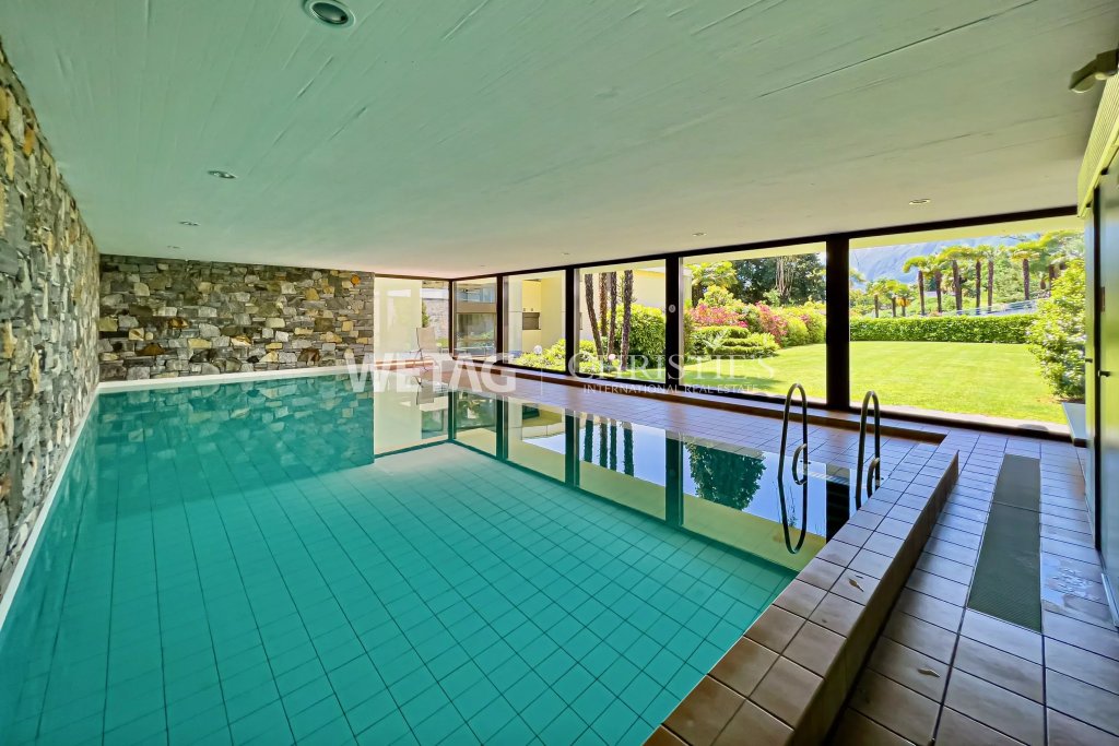 Innenpool mit Gartenblick