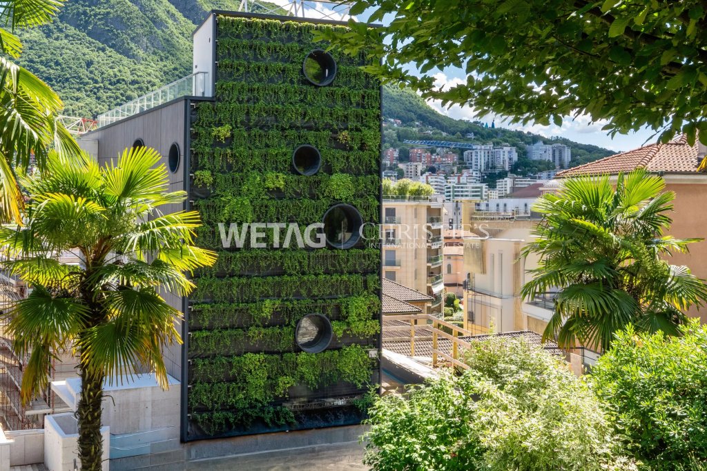 Vertikales Gebäude mit begrünter Fassade