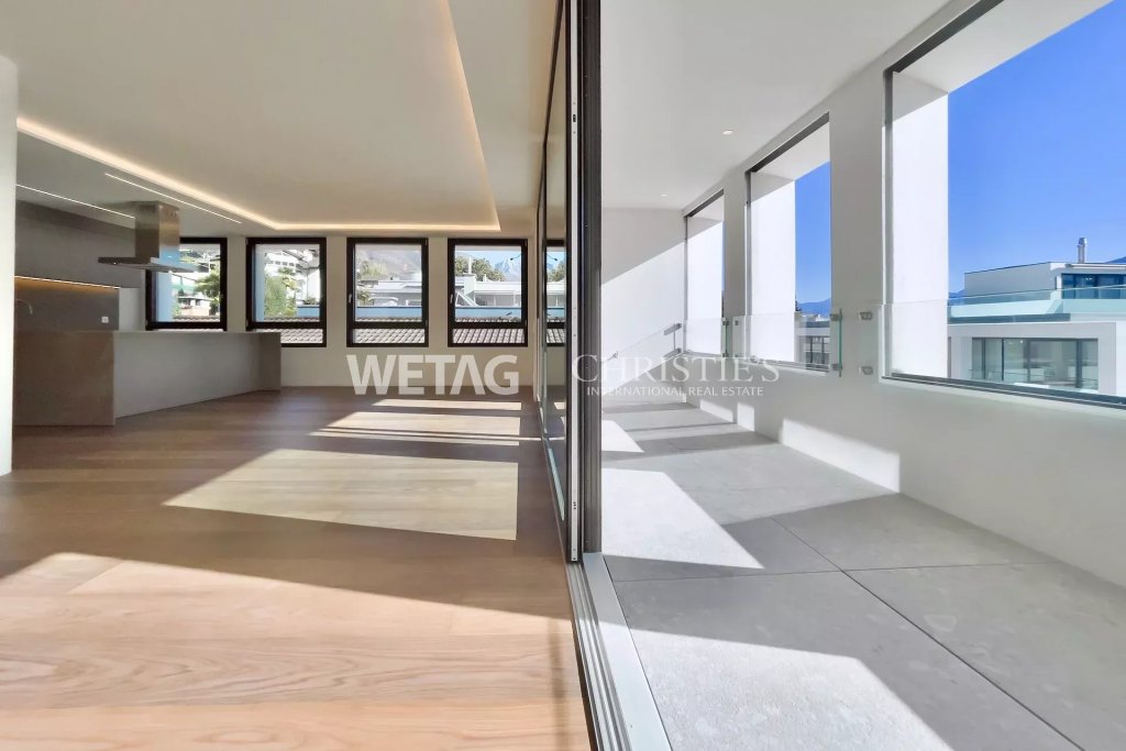 Moderner Wohnraum mit angrenzender Terrasse