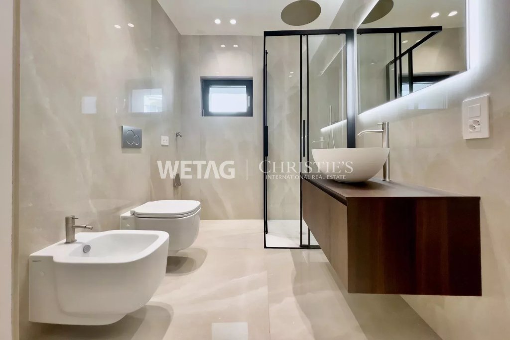 Modernes Badezimmer mit Glasdusche und Wand-WC