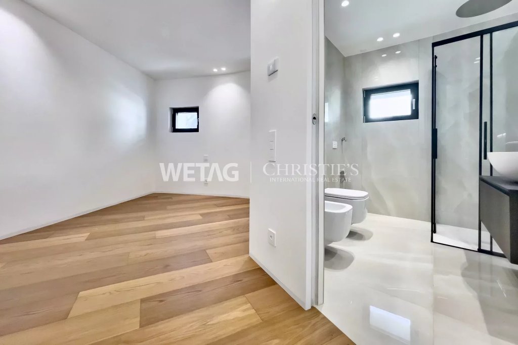 Modernes Badezimmer neben leerem Nebenraum