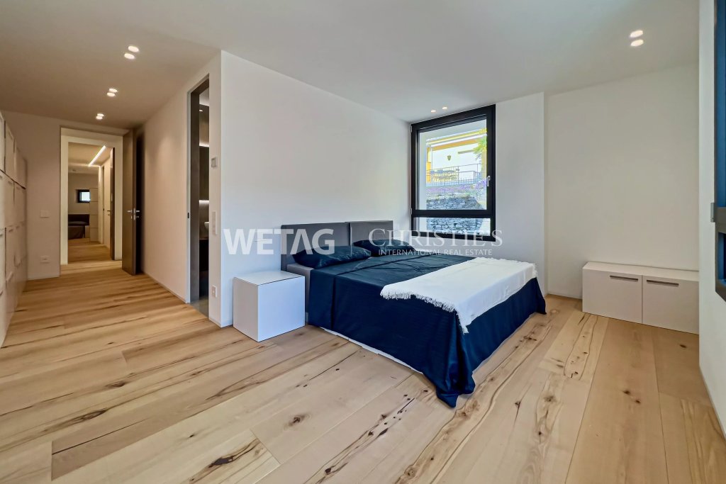 Modernes Schlafzimmer mit Fluransicht