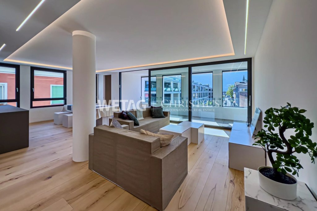 Modernes Wohnzimmer mit großer Fensterfront