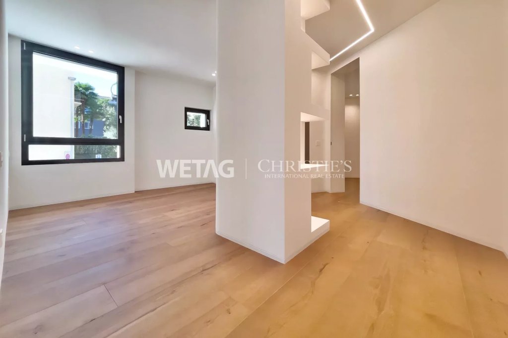 Modernes, helles Wohninterieur mit großen Fenstern