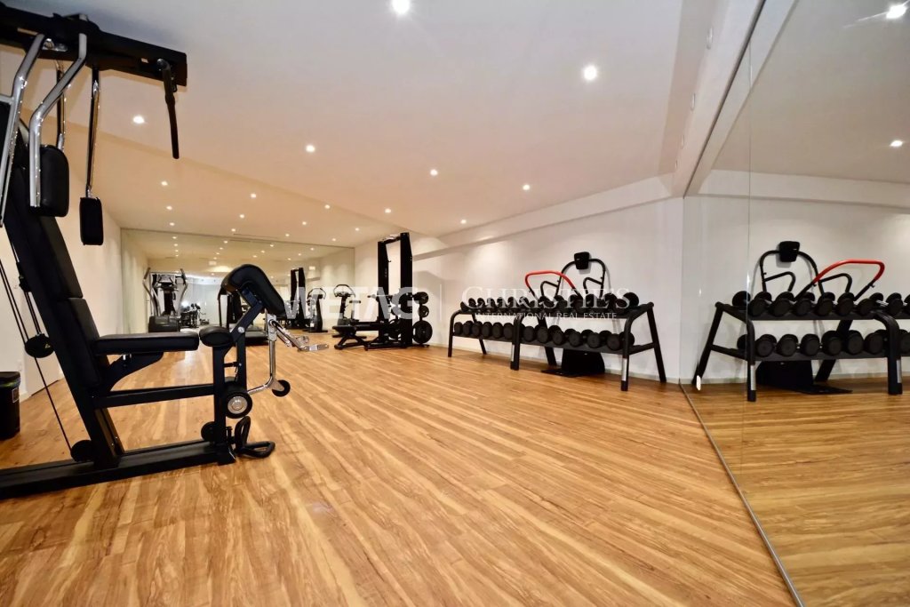 Heim-Fitnessraum mit Spiegelwand