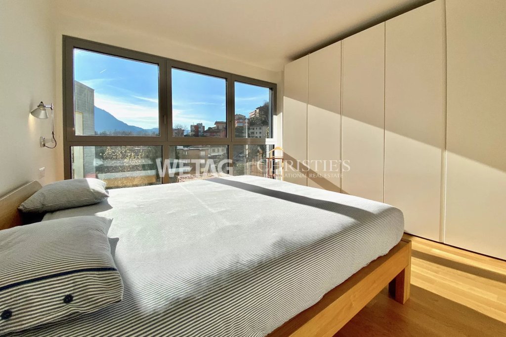 Schlafzimmer mit großer Fensterfront