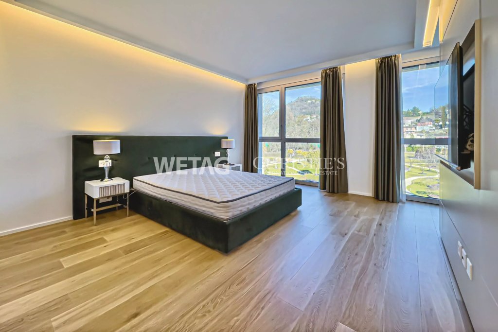 Modernes Schlafzimmer mit großen Fenstern