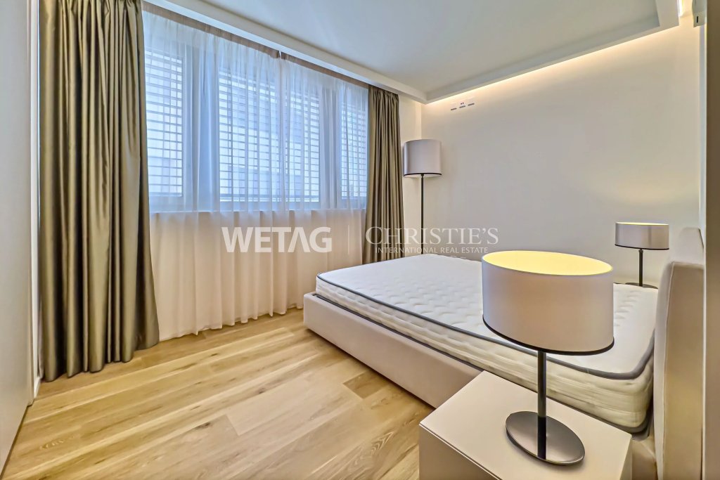 Modernes Schlafzimmer mit Doppelbett und warmem Licht