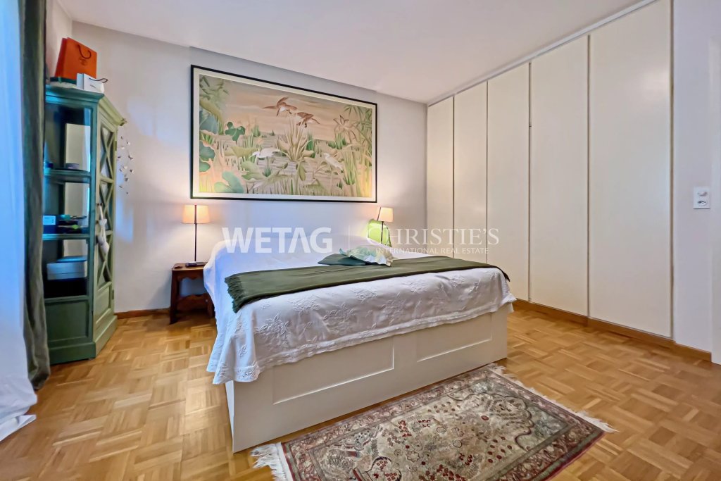 Schlafzimmer mit Einbauschrank und Teppich