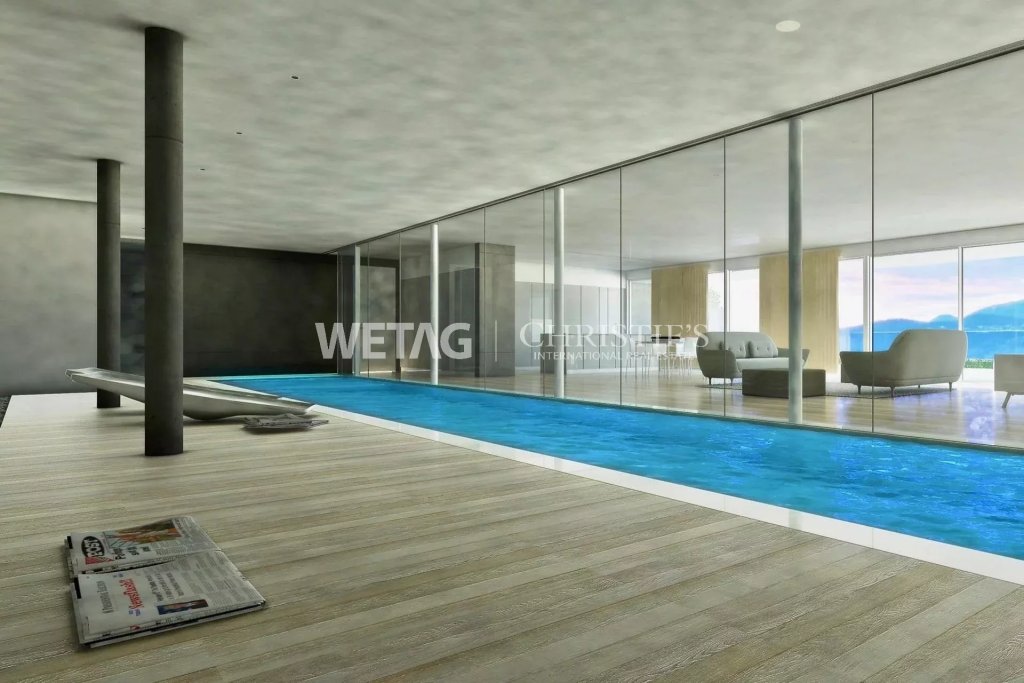 Innenpool in moderner Luxusvilla