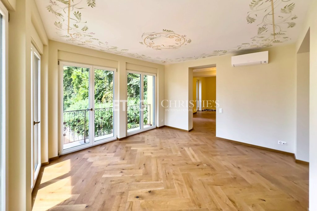 Heller, leerer Wohnraum mit Balkonzugang