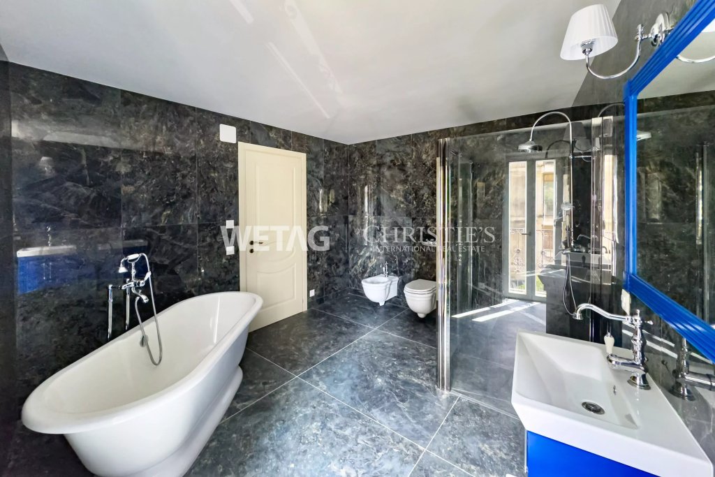 Luxuriöses Badezimmer mit freistehender Wanne