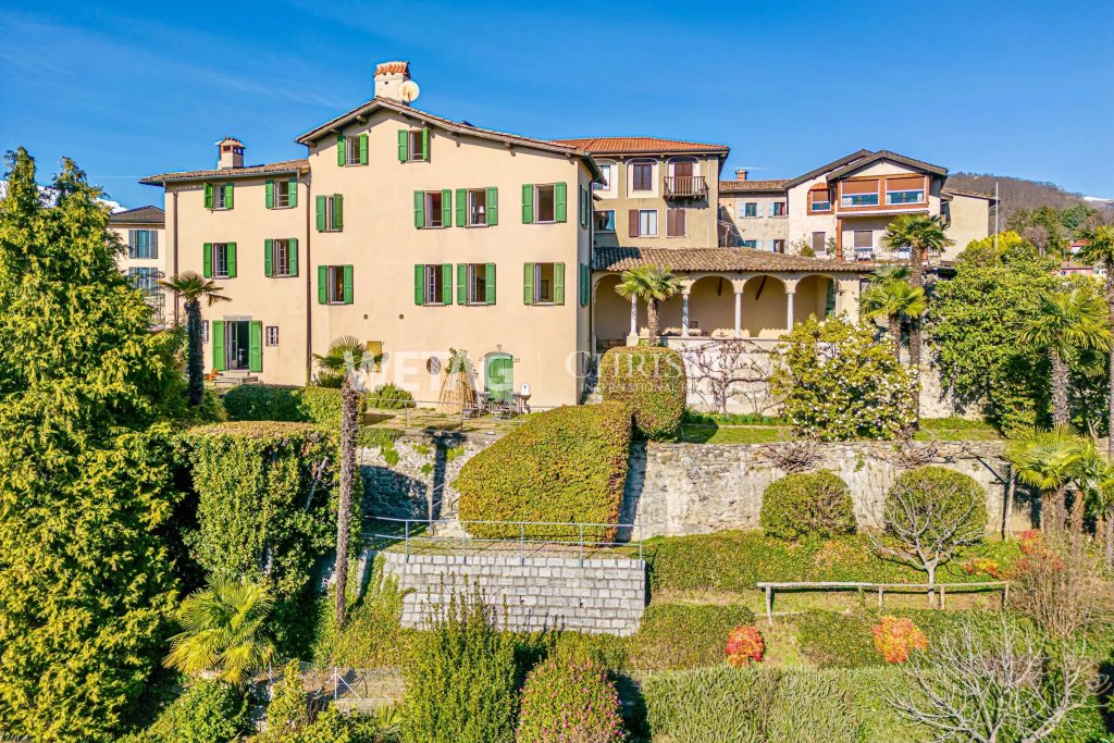 Mediterrane Villa mit terrassiertem Garten