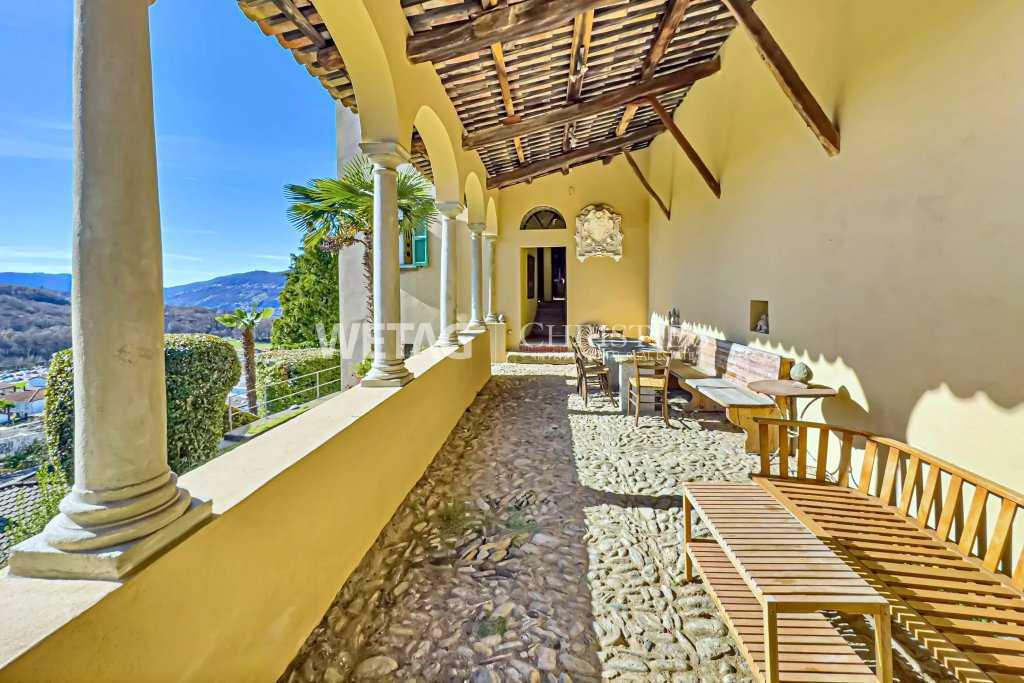 Überdachte Außenloggia mit Blick in die Berge
