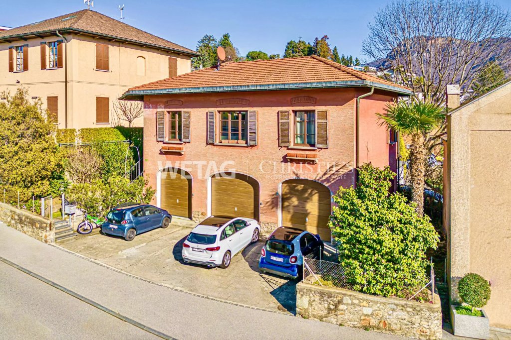 Außenansicht eines mediterranen Wohnhauses mit Garage