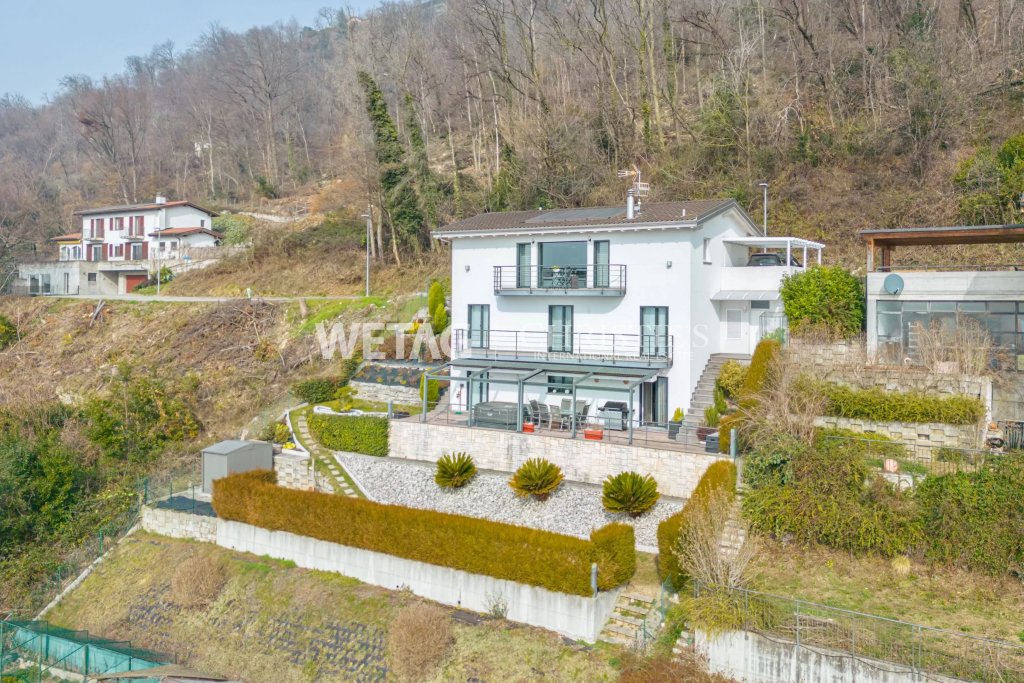 Außenansicht eines modernen Hauses am Hang