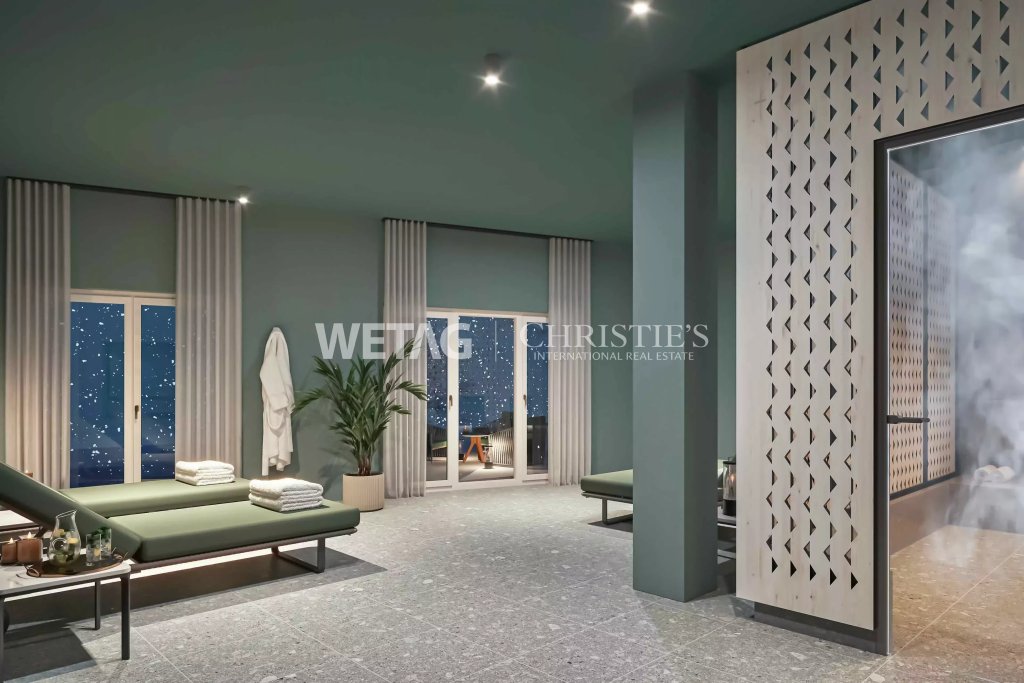 Wellnessbereich mit Sauna und Liegen