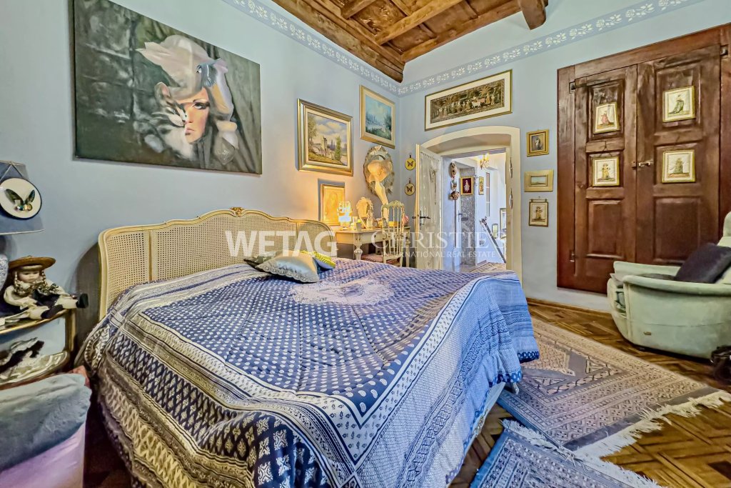 Schlafzimmer mit kunstvoller Ausstattung