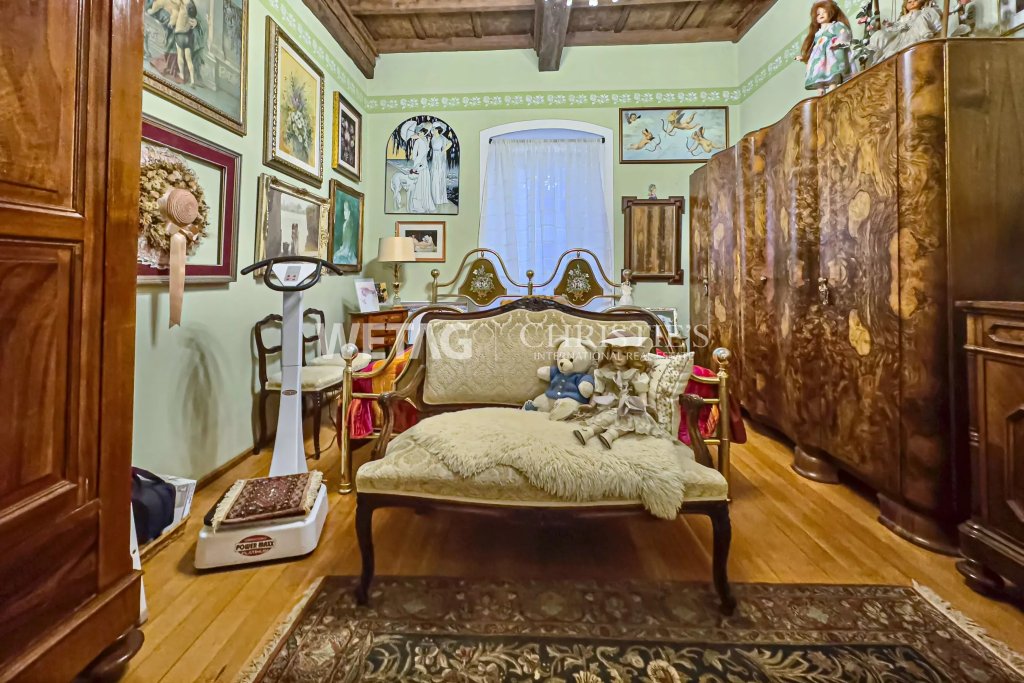 Klassisch eingerichtetes Schlafzimmer mit Antiquitäten