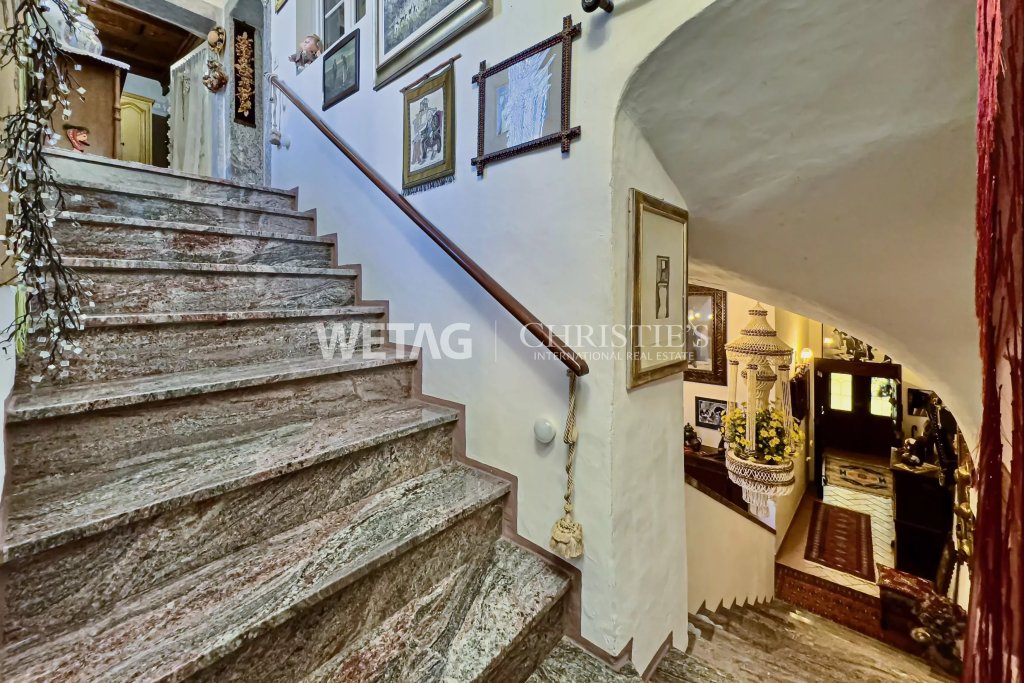 Treppenhaus mit Kunstobjekten und Blick in den unteren Flur