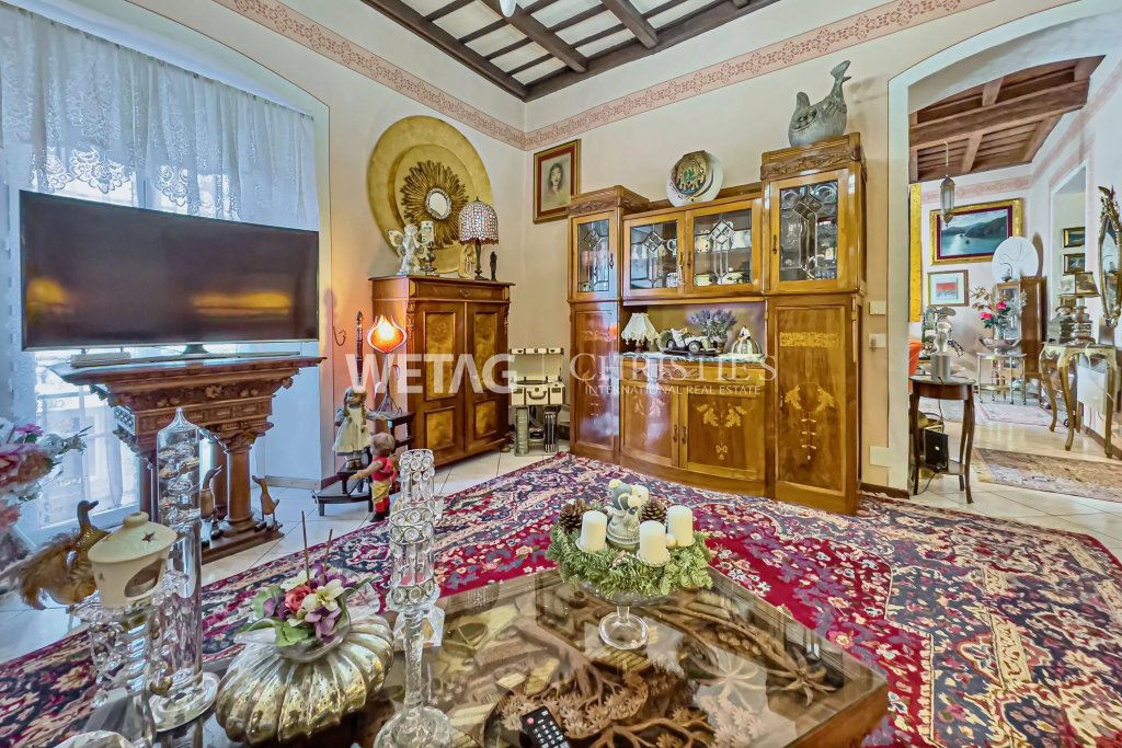 Opulentes Wohnzimmer mit antiken Möbeln