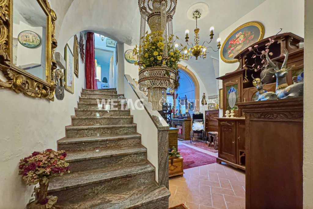 Historischer Eingangsbereich mit Treppe