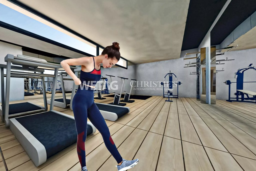 Fitnessraum mit Laufbändern und Spiegelwand