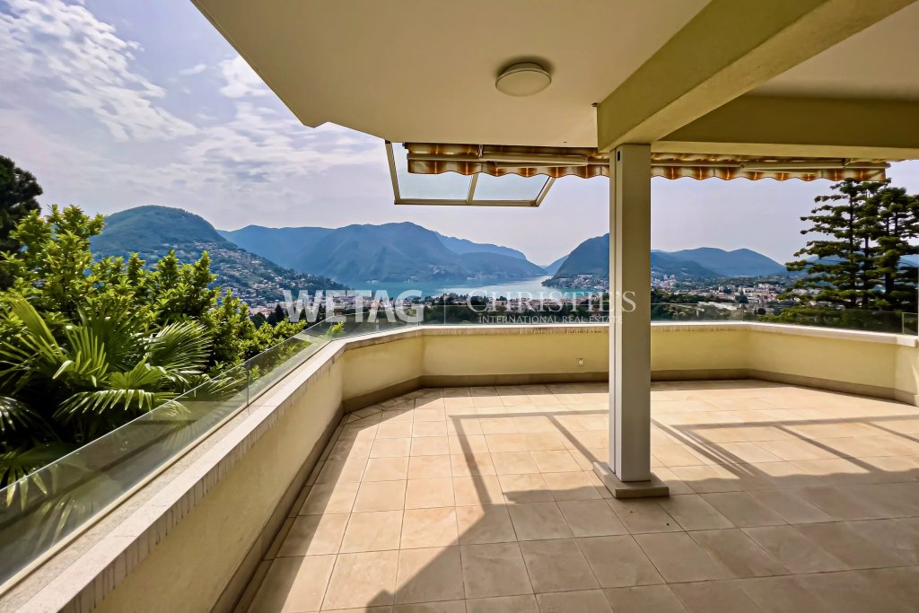 Großzügige Terrasse mit Bergblick