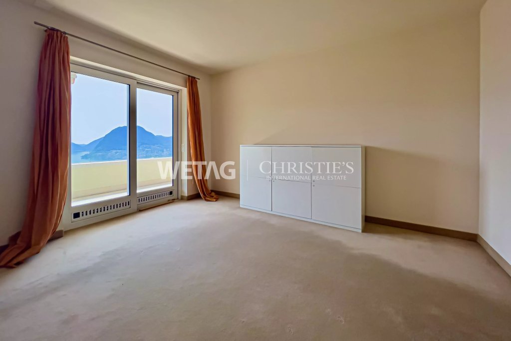 Helles Schlafzimmer mit Bergblick