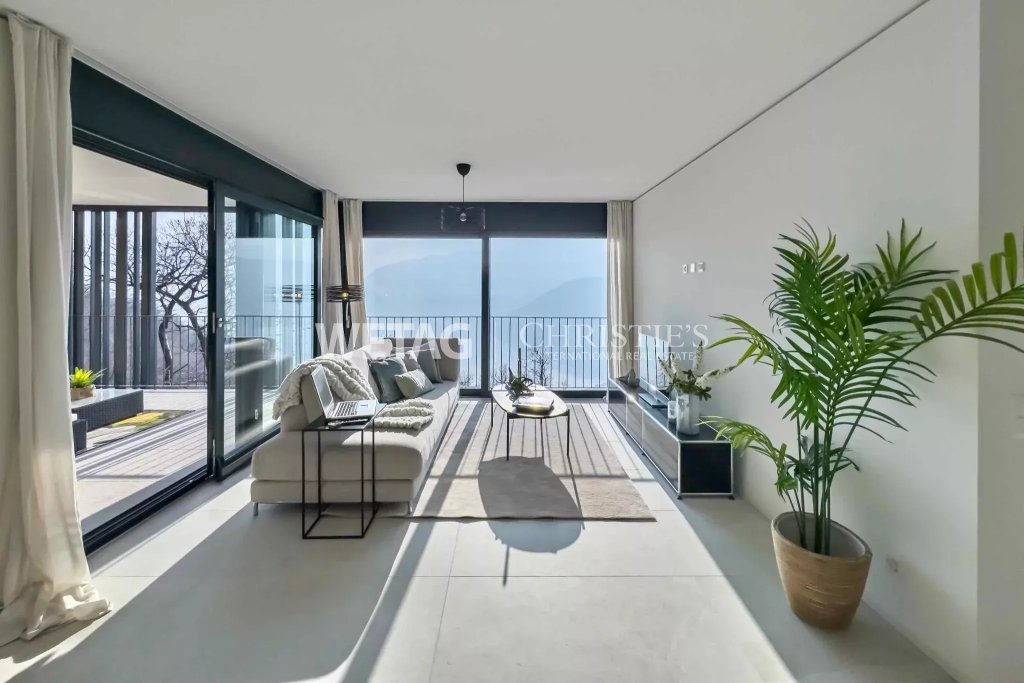 Heller, moderner Wohnraum mit Panoramablick