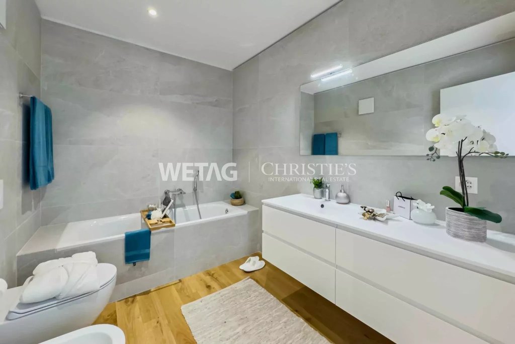 Modernes Badezimmer mit Badewanne und Doppelwaschtisch