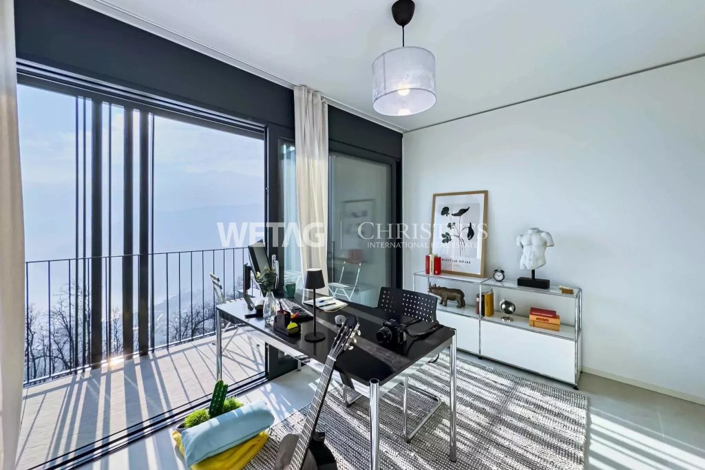 Helles Arbeitszimmer mit Balkonblick