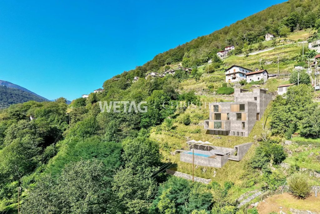 Hügelgrundstück mit moderner Villa und Pool