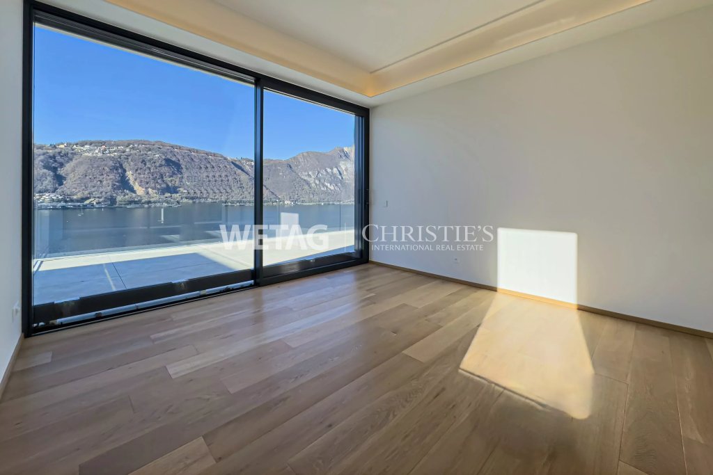 Heller Raum mit Panoramafenster und Seeblick
