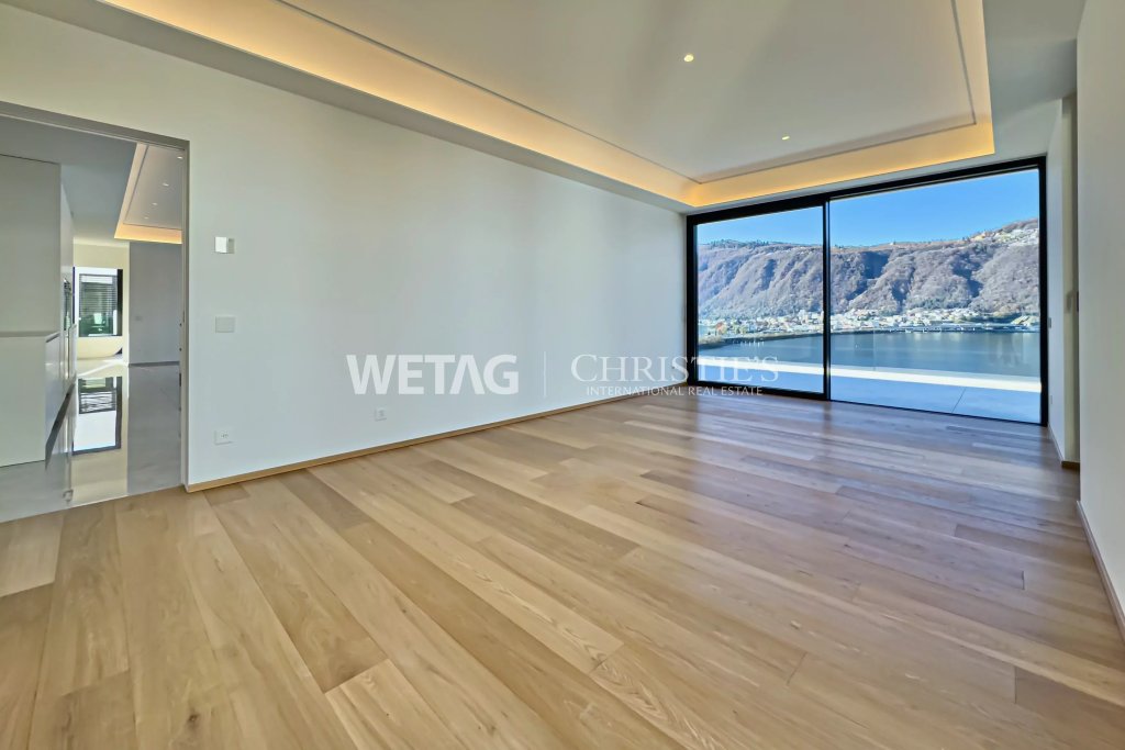 Luxuriöser leerer Wohnraum mit Panoramafenster